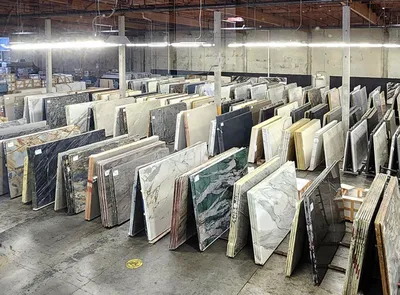 Buyer discussing a Turkish natural stone order with a supplier